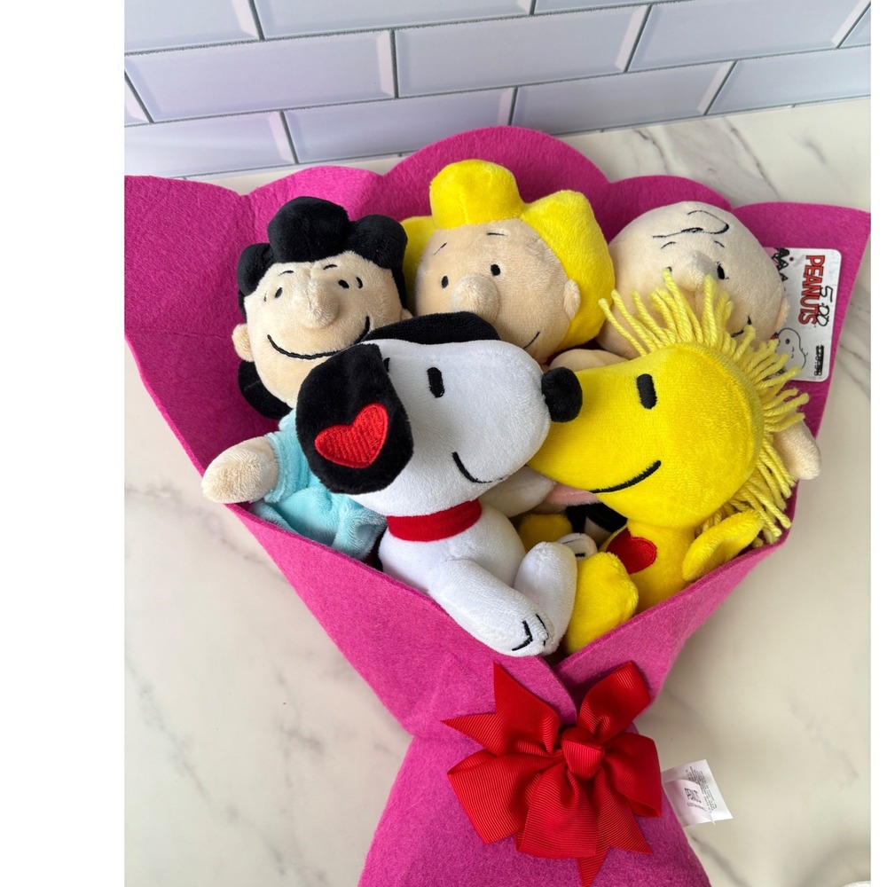 Peanuts Snoopy Charlie Brown Woodstock Plush Bouquet Valentine Gift Pink